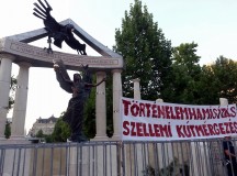 A szobor a német-birodalmi sast ábrázolja aki zuhanórepülésben a Gábriel arkangyalt megtámadja, ami Magyarországot szimbolizálja. Fotó-Garai-Édler Eszter.