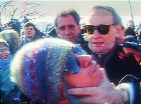Jean Chrétien kanadai miniszterelnök 1996 februárjában fojtogatott egy tüntetőt, aki közel került hozzá. Az akkori kormányfő szerint sehol nem voltak biztonsági emberei, így neki kellett cselekednie. 