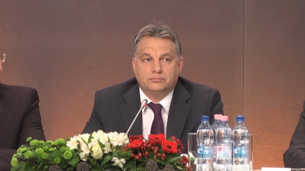 Orbán Viktor ezen a képen éppen a Diaszpóra Tanács tagjaihoz beszél. A diaszpóra kormánypárti képviselői évente egyszer Budapesten tölthetnek egy all inclusive vakációt, a magyar adófizető pénzén. 