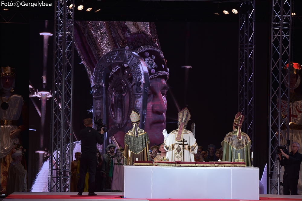 Koronázási szertartásjáték- II. András-csillaghullásban álmodó — Székesfehérvár Nemzeti Emlékhely