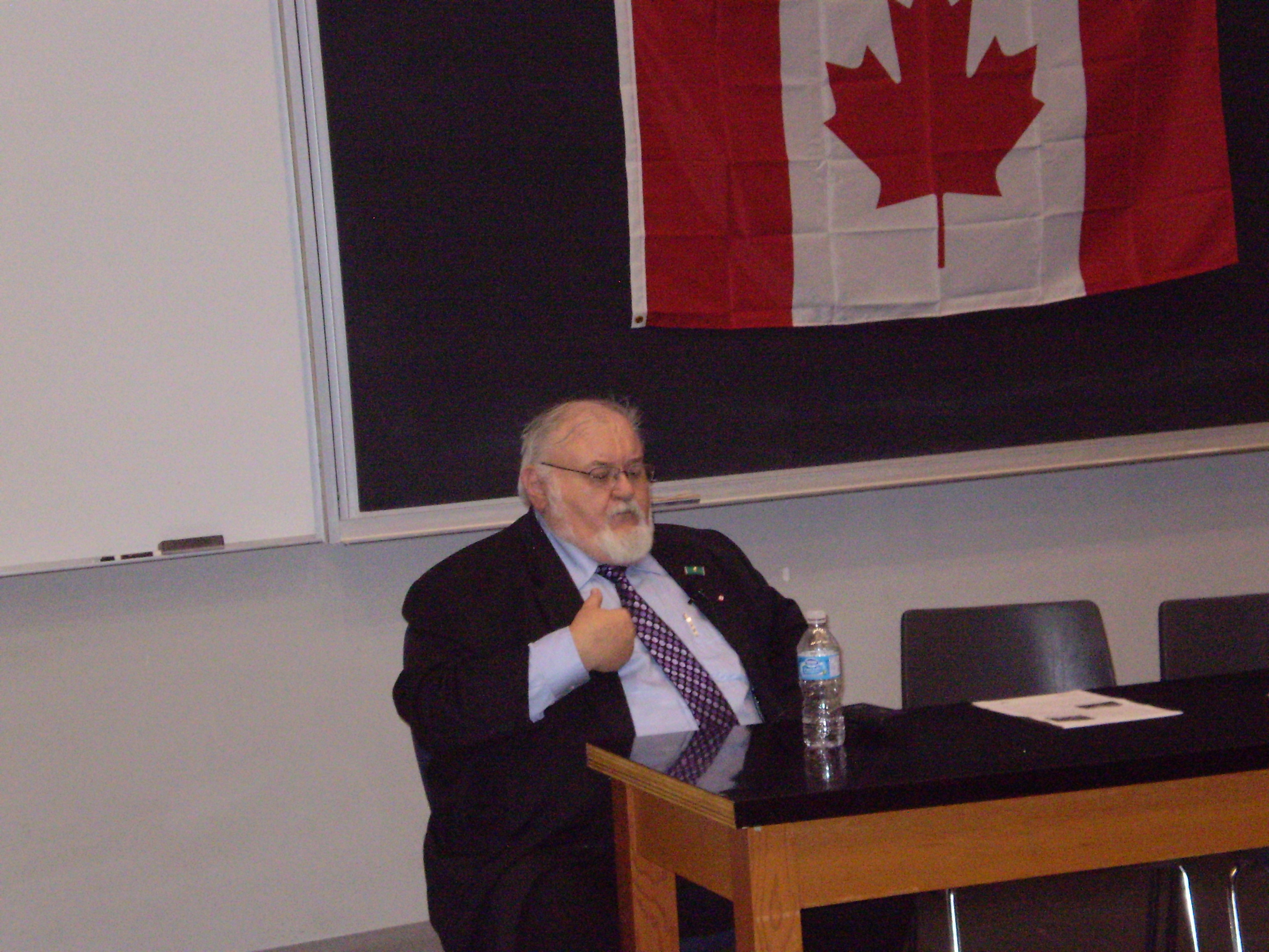 Kosaras Vilmos előadása a kanadai magyarság konferenciáján