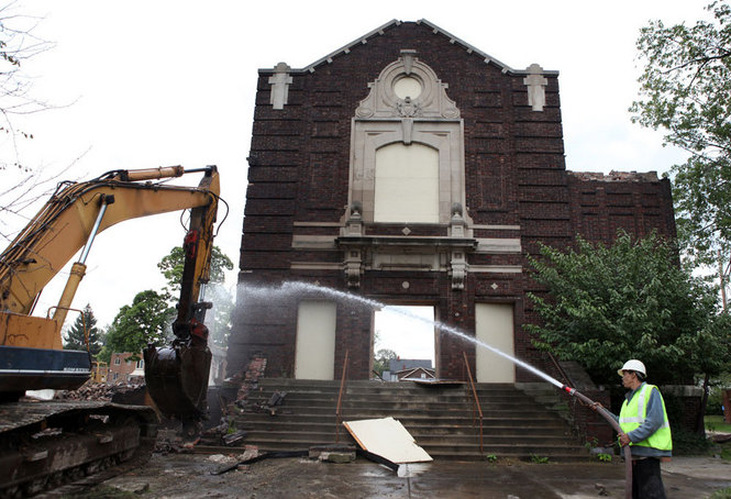 Kimentették a ledózerolt clevelandi templomból a második világháborús emléktáblákat