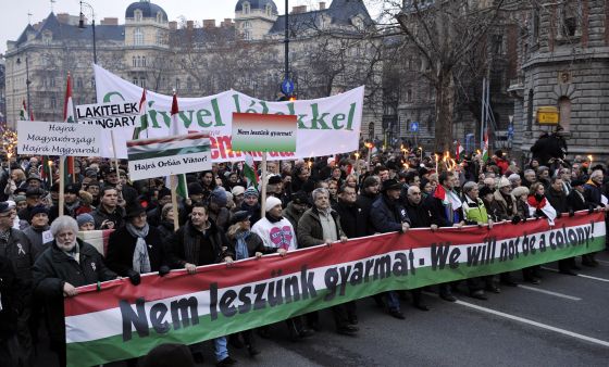 Követeljük a magyar ifjúság internacionalista nevelését!
