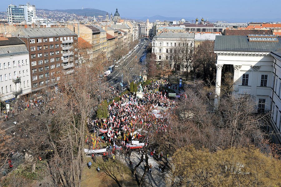 Kormánypárti provokátorok zavarták meg a millások tüntetését, a széljobb ismét randalíroz