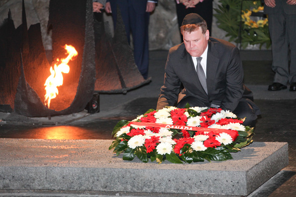 John Baird kanadai külügyminiszter a Yad Vashem Holokauszt-emlékmű előtt