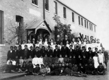 Bentlakásos iskola a Saskatchewan tartományi Reginában (1921)