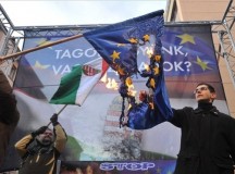 Novák Előd jobbikos képviselő uniós zászlót éget Budapesten