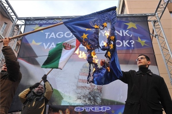 Novák Előd jobbikos képviselő uniós zászlót éget Budapesten