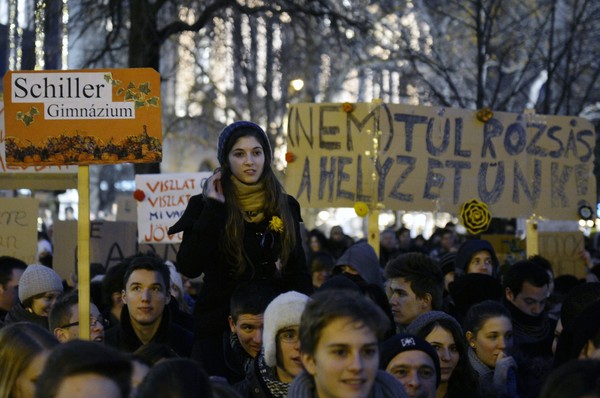 Középiskolások demonstráltak az MTA épülete előtt. Fotó: MTI