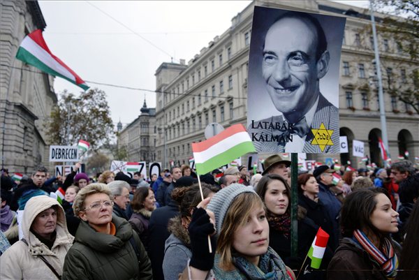 A szélsőjobboldal egy vírus amit karanténba kell zárni – Harcias hangulat a budapesti antifasiszta tüntetésen