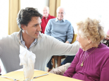 Justin Trudeau egy Place Belvédère à Trois-Rivières-i idősek otthonába látogat 2013. január 16-án. (fotó: justin.ca)