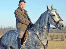 Kim Jong Un is szereti a szürkés-fehér lovakat