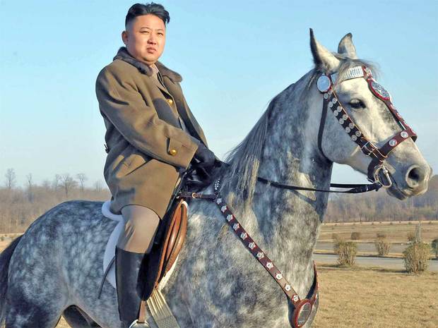 Kim Jong Un is szereti a szürkés-fehér lovakat