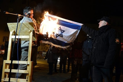 Lenhardt Balázs egykori jobbikos képviselő izraeli zászlót éget...