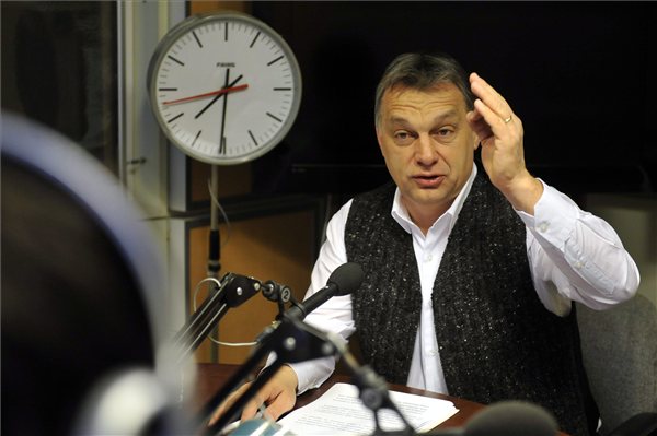 Orbán Viktor mellényben 2013. március 22-én, a Magyar Rádióban. Vajon mire emlékeztet a különös öltözet?