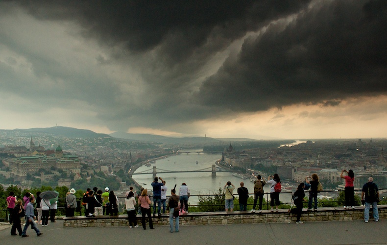 Storm gathering over Budapest / Formidable photography