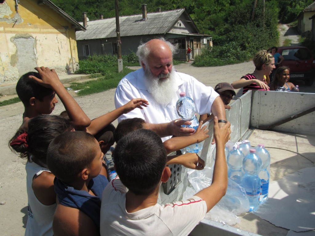 Iványi Gábor Iványi Gábor és az Oltalom vizet oszt az ózdi romáknak, délben, kb 40 fok. (Fotó: Facebook)