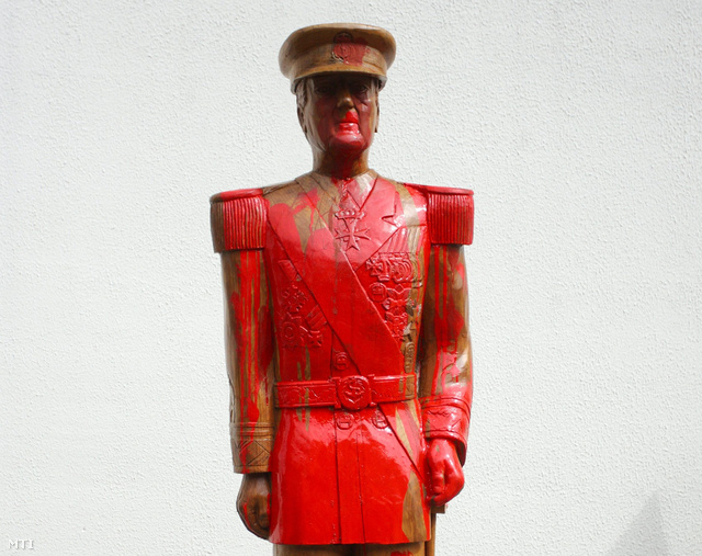 A Nemzeti Együttműködési Rendszer (NER) egyik Horthy Miklós szobra...kisebb módosítással, színesítve.