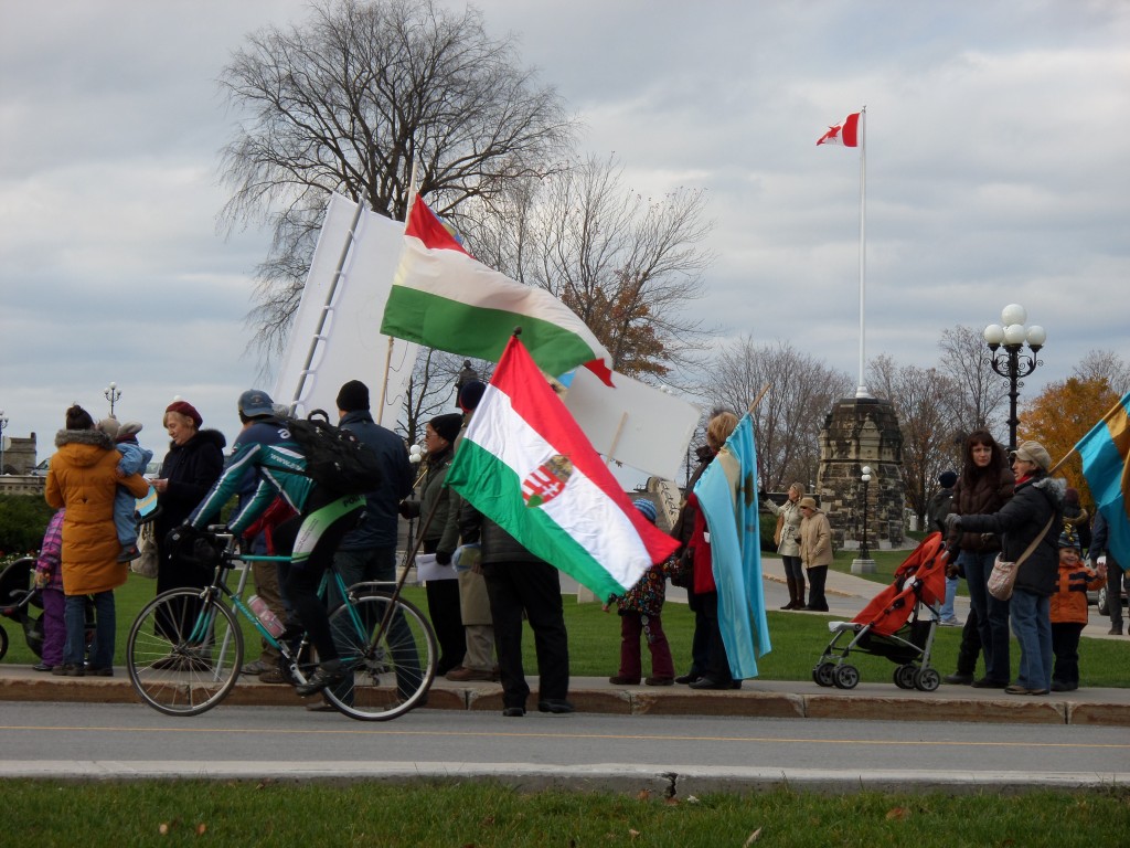 Zászlók és tüntetők az ottawai Parliament Hill-en.