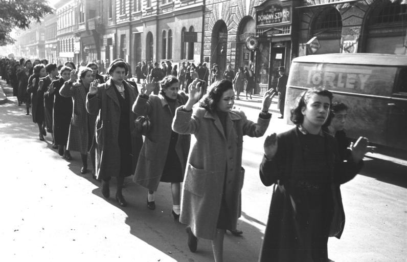 Bundesarchiv_Bild_101I-680-8285A. Budapest Festnahme von Juden.