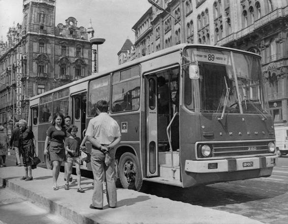 Ikarus busz Budapest belvárosában. (Fotó: veke.hu)