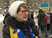 Kanadai ukránok az ottawai parlament előtt tüntetnek (Fotó: CBC)