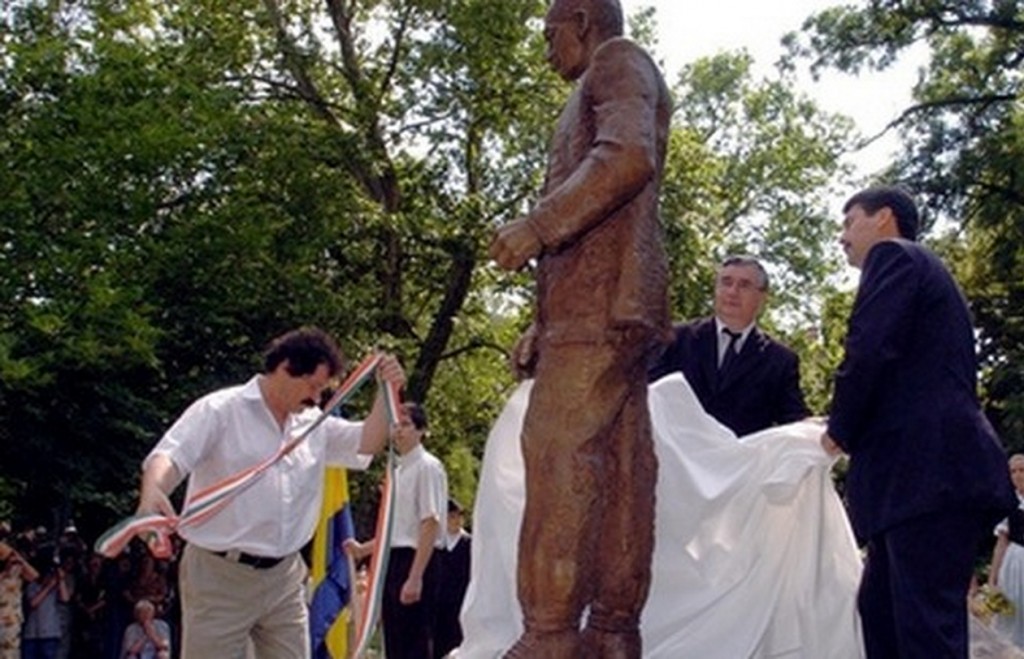 Áder János (jobbról) leleplezi Wass Albert szobrát
