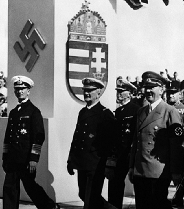 Horthy, Hitler, címer és horogkereszt.
