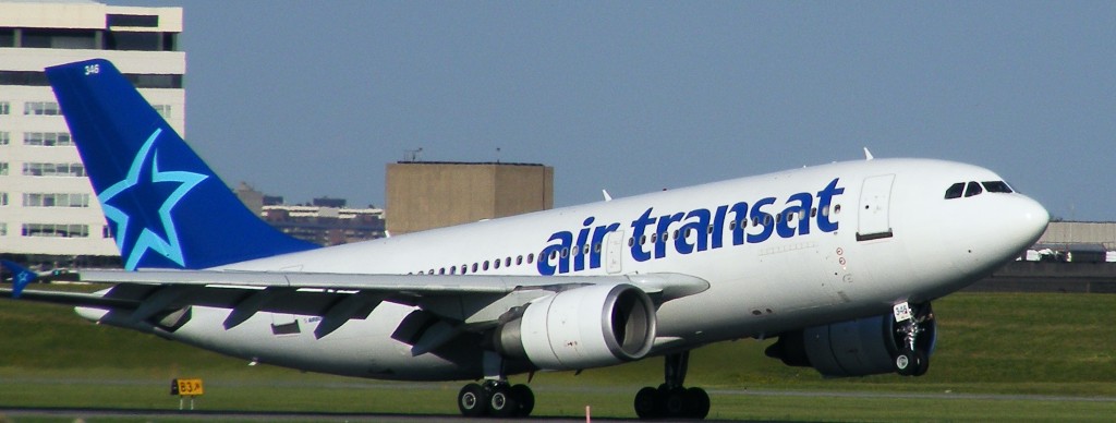 Egy Air Transat éppen felszáll a montreáli Trudeau repülőtéren.