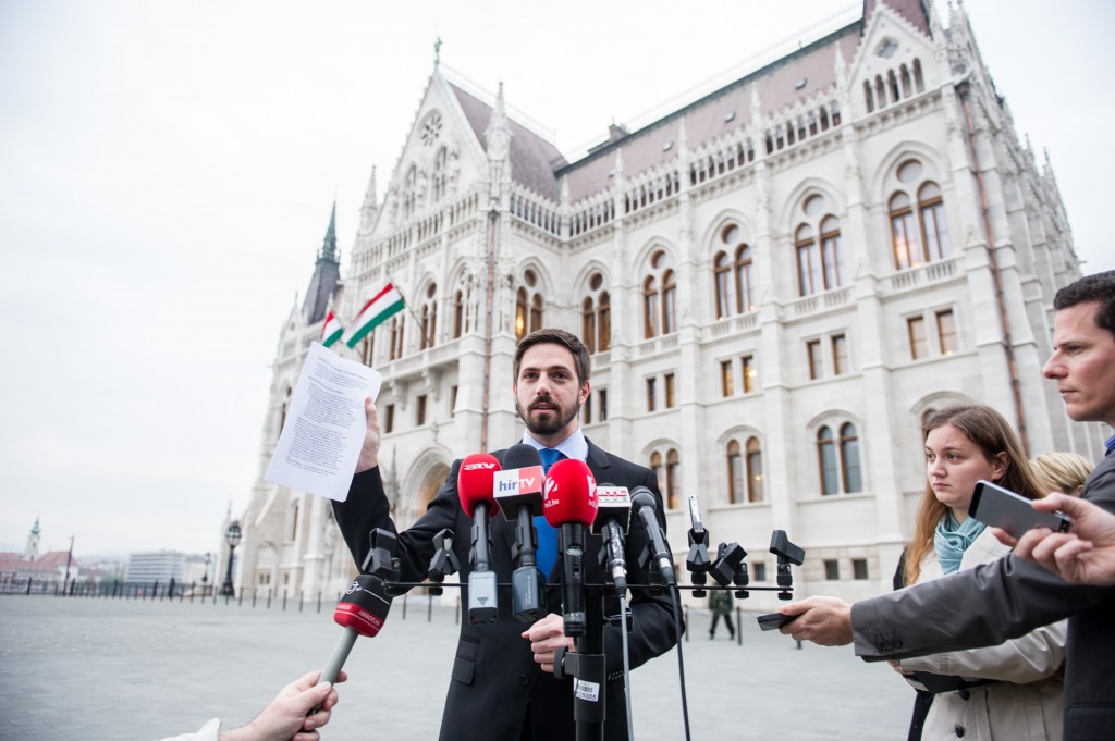 Magyar Levente a parlament előtt. Fotó: MTI.