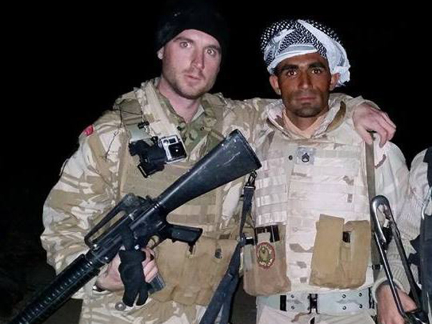 Dillion Hillier (baloldalon) kanadai önkéntesként harcol az ISIS ellen.