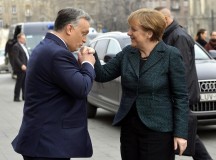 Cikin cuki Orbán-puszi Merkelnek és kézcsók a szélsőjobbnak