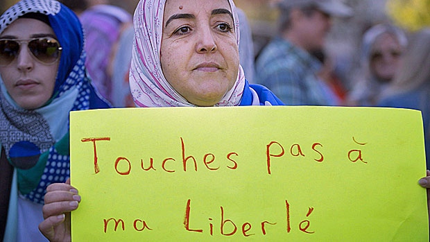 Québeci muszlimok tiltakoznak a szekularizációs törvények ellen. Fotó: CBC.