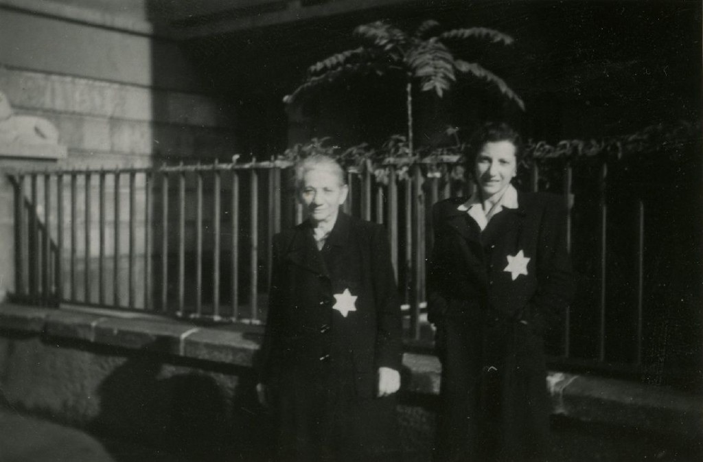 Anya és lánya sárga csillaggal, a felvétel a pesti gettóban készült 1944 végén. Jelzet: Holokauszt Emlékközpont.