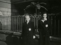 Anya és lánya sárga csillaggal, a felvétel a pesti gettóban készült 1944 végén. Jelzet: Holokauszt Emlékközpont.