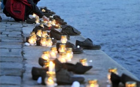 Cipők a Dunaparton...a magyar hatóságok által elkövetett mészárlásra emlékeztetnek.
