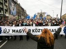 Fotó: MTI/A képen Bódi Beáta „vezényel” a tömegnek