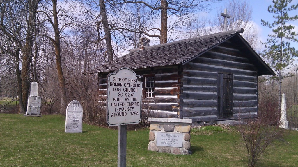 Az első római katolikus fatemplom helyszíne (circa 1784-ből) a délkelet-Ontario-i Saint Andrews West községben. Fotó: Christopher Adam/KMH 