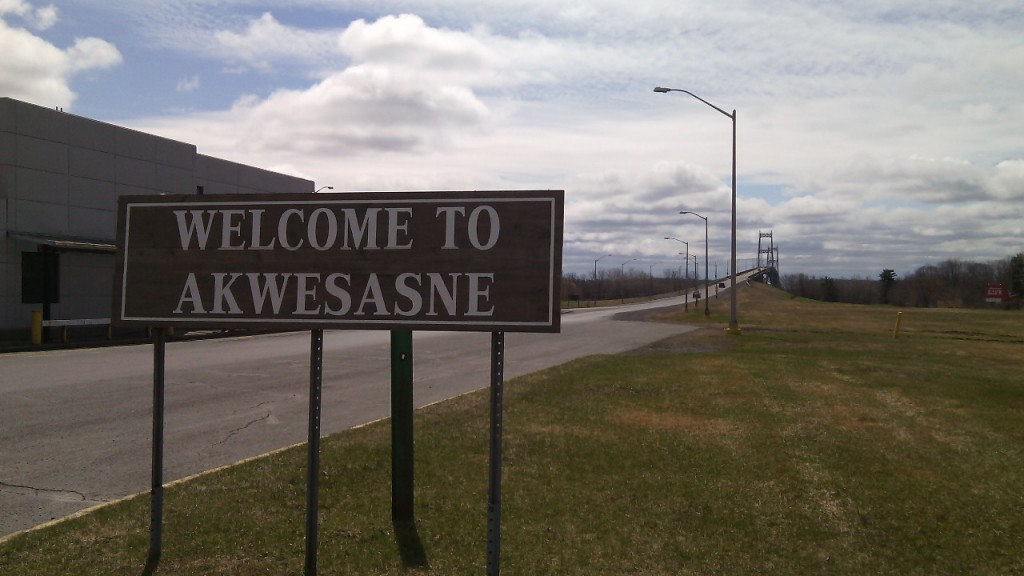 Az Akwesasne rezervátum határa, a kanadai oldalon. A háttérben látható híd vezet át az Egyesült Államokba.  Fotó: Christopher Adam/KMH.
