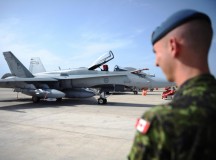 Egy kanadai katona és egy CF-18-as vadászgép. Fotó: Canadian Press.