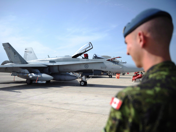 Egy kanadai katona és egy CF-18-as vadászgép. Fotó: Canadian Press.
