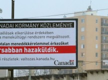 Ismerős látvány Miskolcon: a kanadai kormány hírdetőtáblán és magyar nyelven üzent a miskolciaknak, hogy ne is próbáljanak Kanadába menekülni.