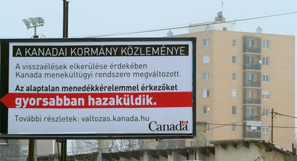Ismerős látvány Miskolcon: a kanadai kormány hírdetőtáblán és magyar nyelven üzent a miskolciaknak, hogy ne is próbáljanak Kanadába menekülni.