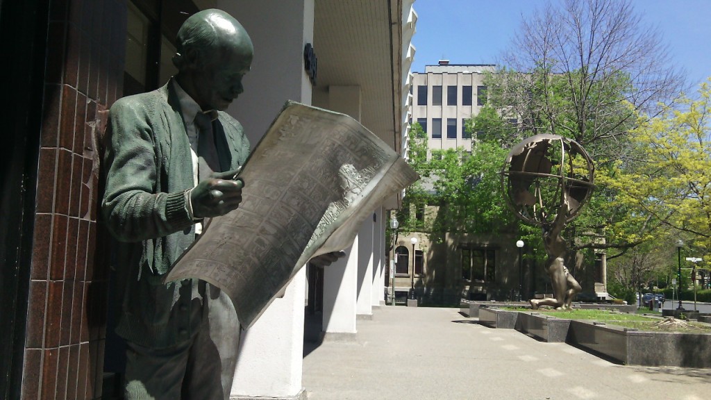 Egy szobor Westmountban...egy férfi olvassa a Montreal Gazette-et. Fotó: Christopher Adam/KMH.