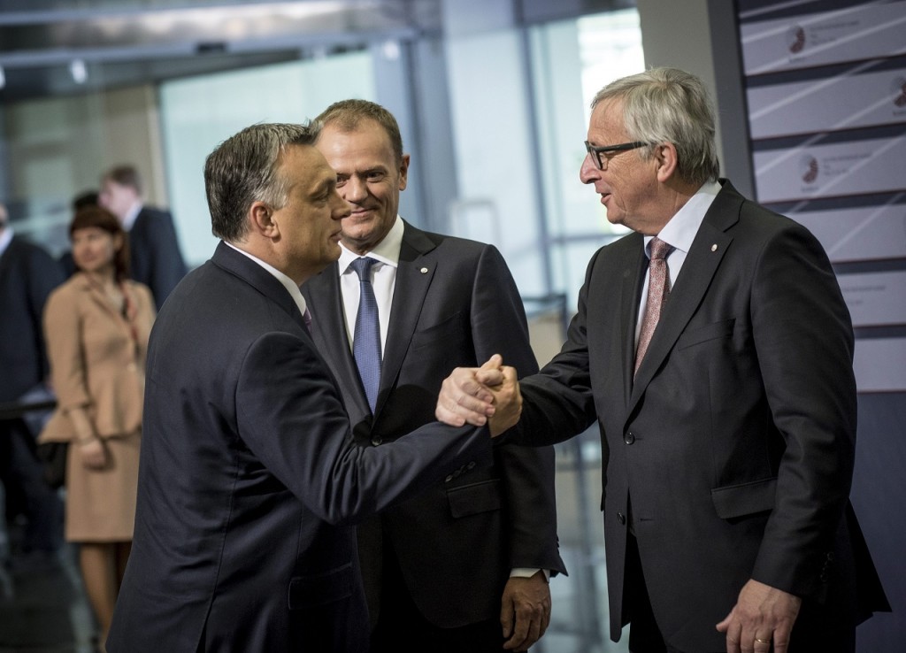 Két jó barát? Orbán és Juncker...a háttérben Donald Tusk. 