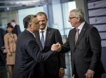 Két jó barát? Orbán és Juncker...a háttérben Donald Tusk.