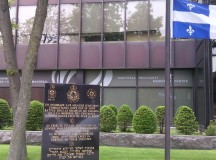 A Montreáli Holokauszt Emlékközpont (Montreal Holocaust Memorial Centre) kívülről. Az épület előtti emlékmű a kanadai zsidó veteránokat ünneplni. Fotó: Christopher Adam.