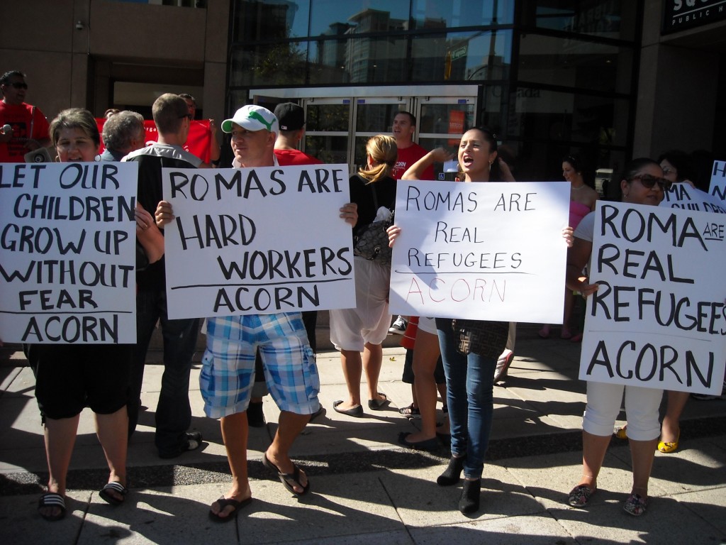 Magyar romák tüntetnek British Columbiában a kanadai kormány ellen. 