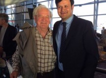 Ódor Bálint (jobboldalon) Keresztes Imrével, a montreáli Hungaria Társadalmi Klub elnökével, a Pierre Trudeau (Dorval) repülőtéren. Fotó: Facebook.