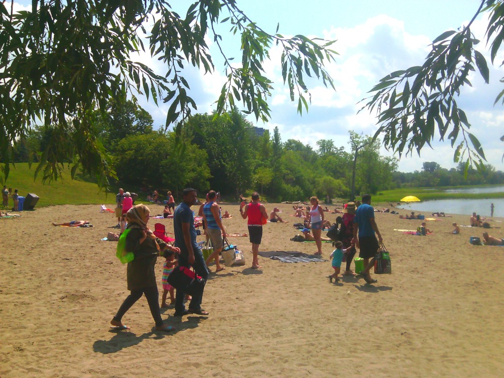 Érkeznek a Westboro Beach-re a hőhullámban. Fotó: C.A.